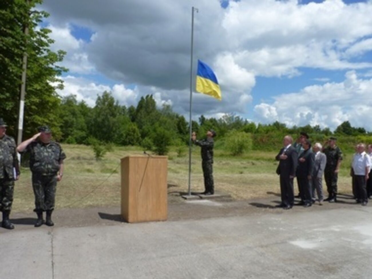 На военном аэродроме в Кировограде торжественно подняли государственный флаг