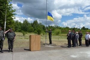 На военном аэродроме в Кировограде торжественно подняли государственный флаг