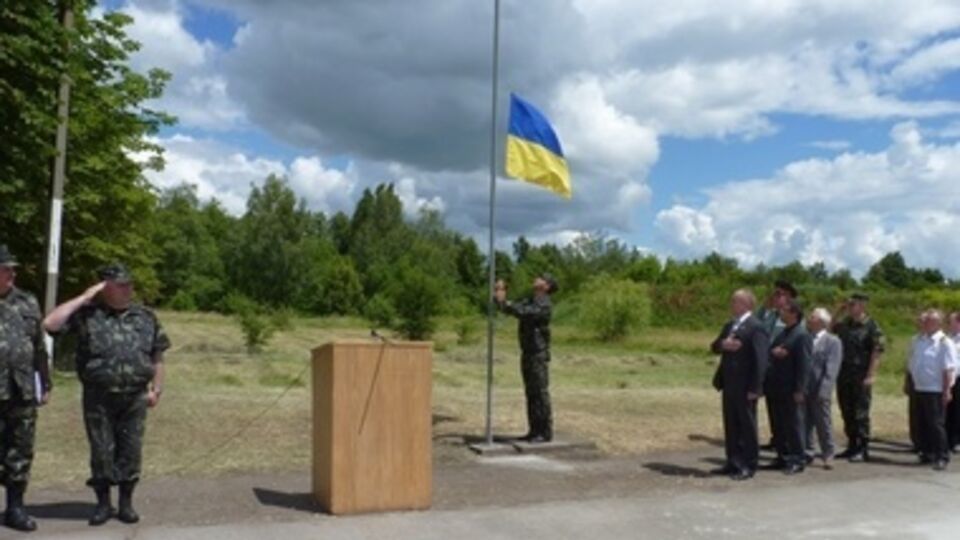 На военном аэродроме в Кировограде торжественно подняли государственный флаг