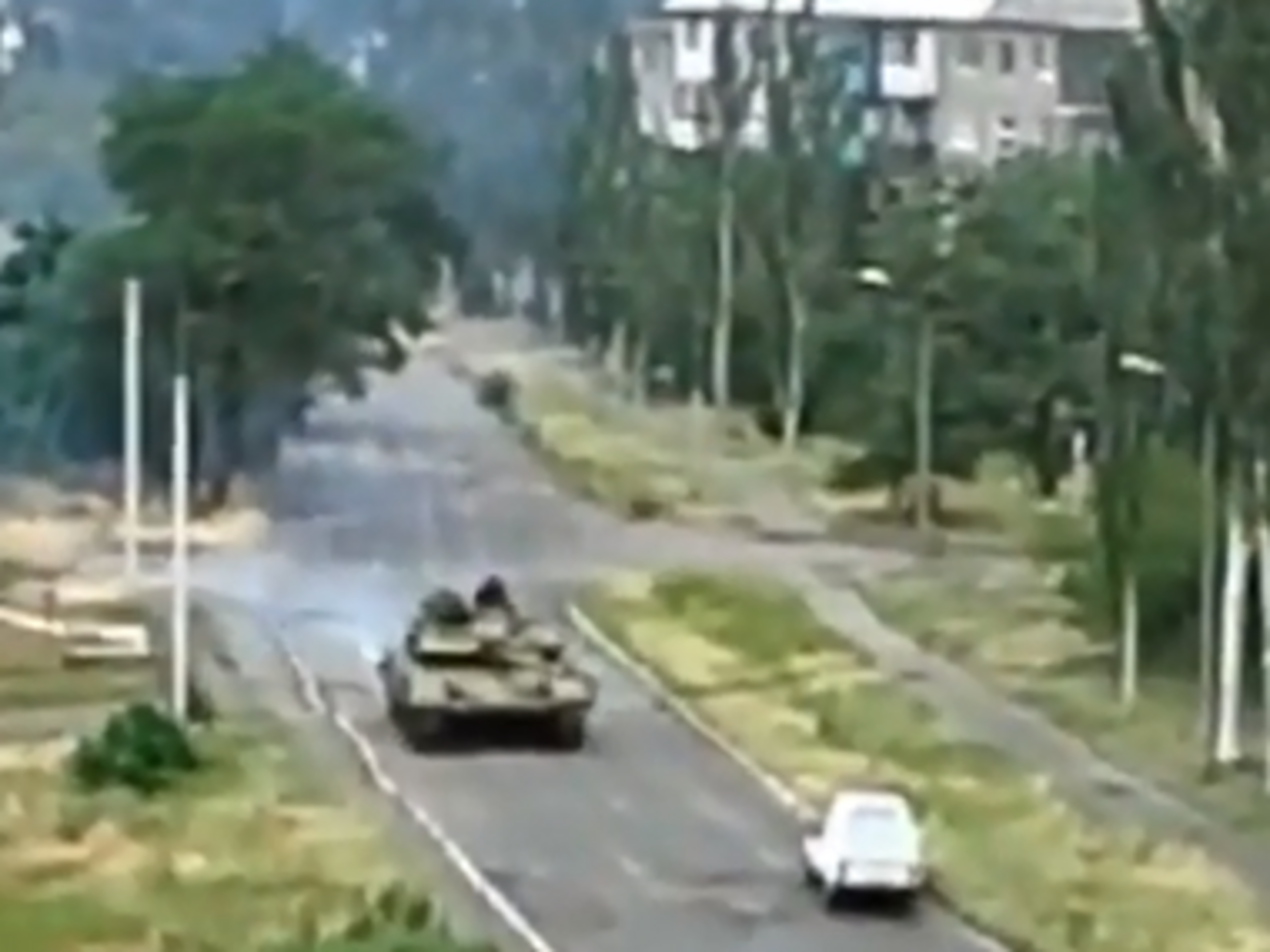 Танки в Снежном 12 июня