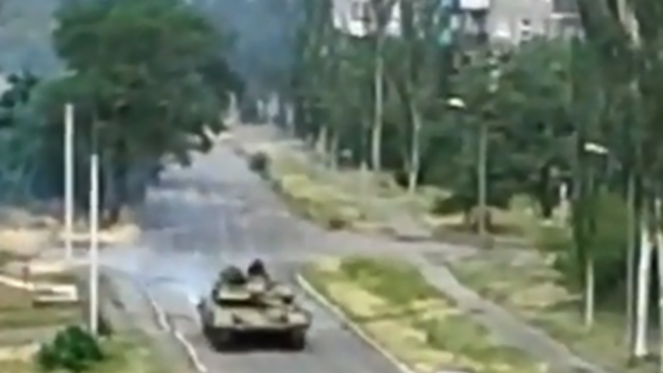 Танки в Снежном 12 июня