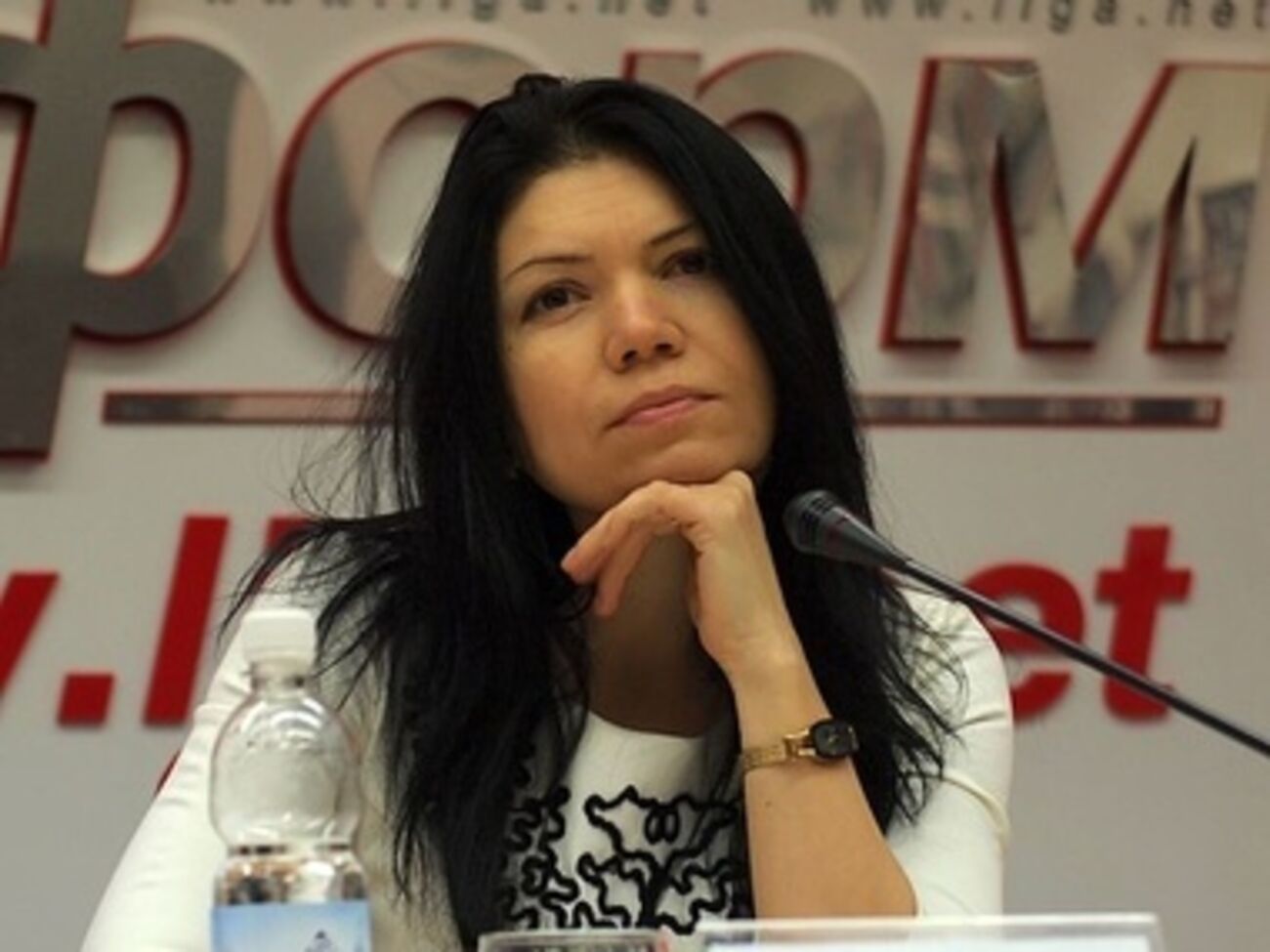 Боевики разрешают работать представителям российских СМИ, а украинских и западных журналистов берут в плен, заявила Сюмар