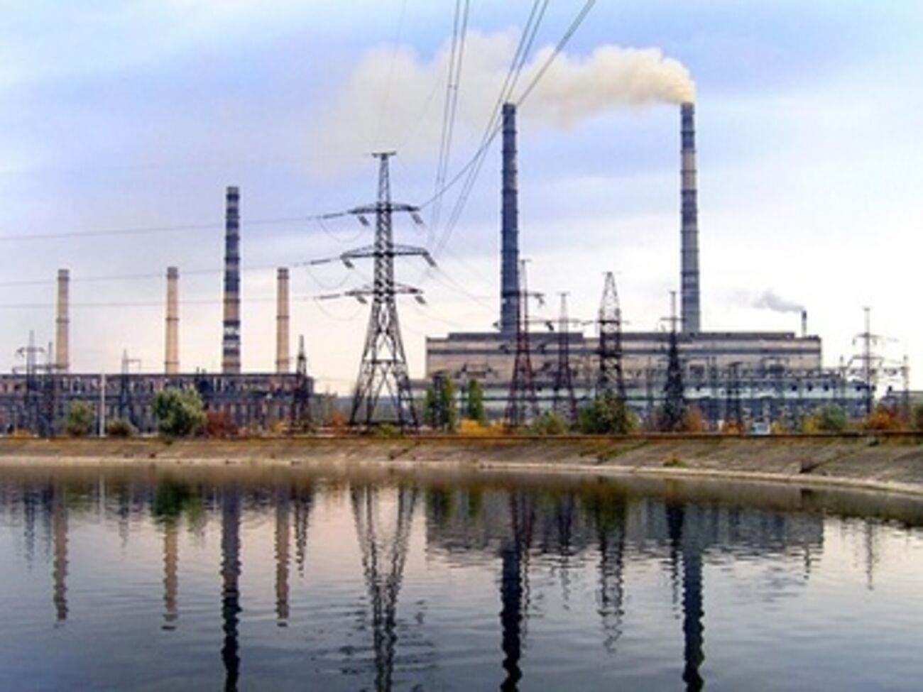 Три теплоэлектростанции обеспечиваются водой из пруда и резервной емкости.