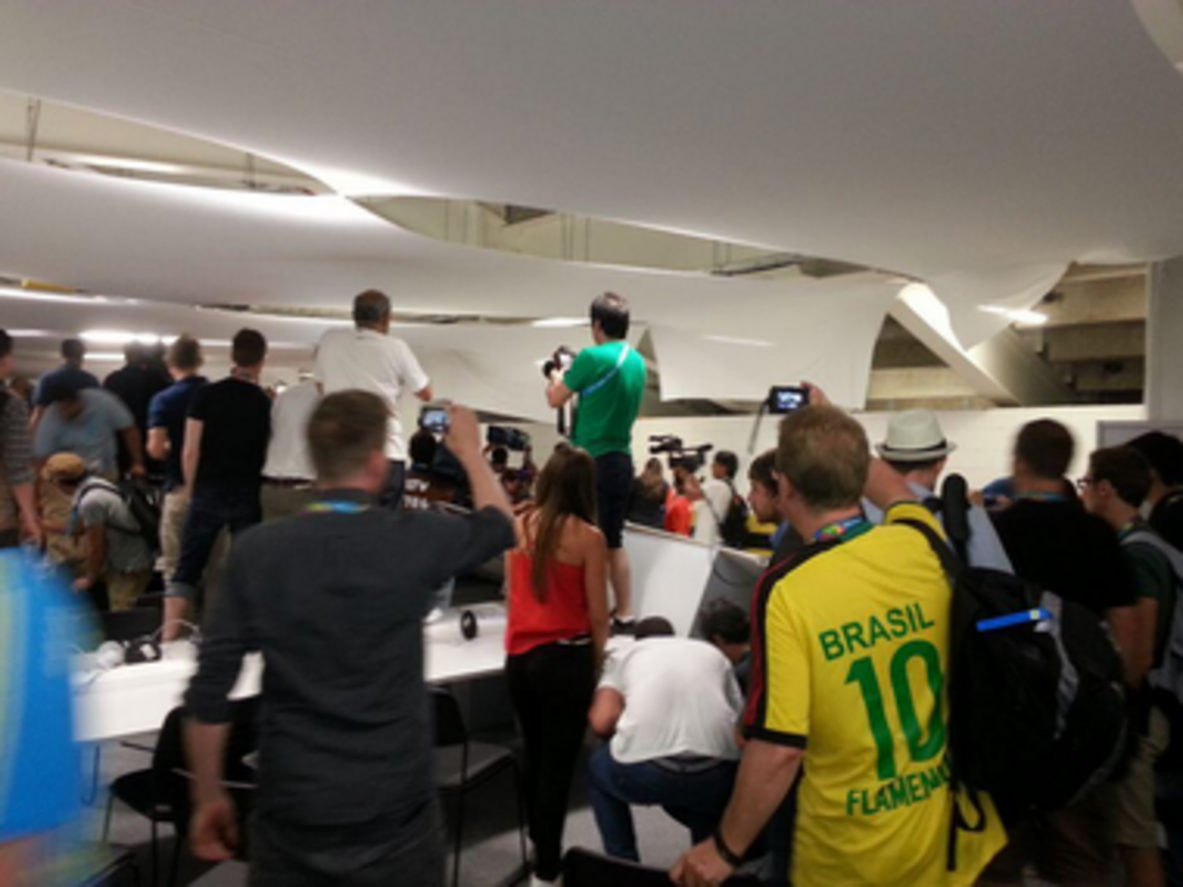 Болельщики создали неразбериху в пресс-центре