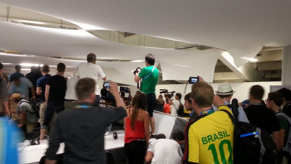 Болельщики создали неразбериху в пресс-центре