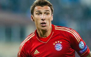 Хорватский нападающий Марио Манджукич, который забил два голова в ворота Камеруна