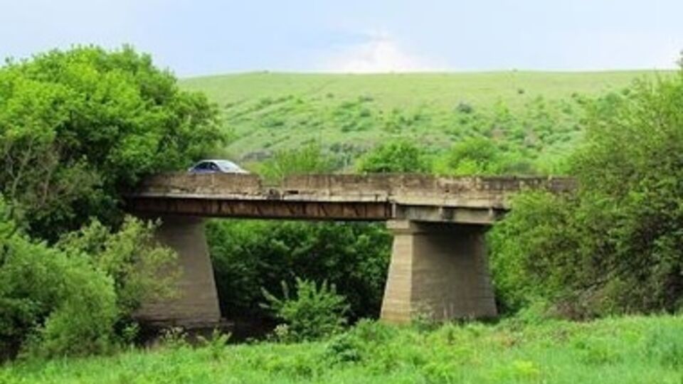 Опоры моста не пострадали, повреждено лишь дорожное полотно