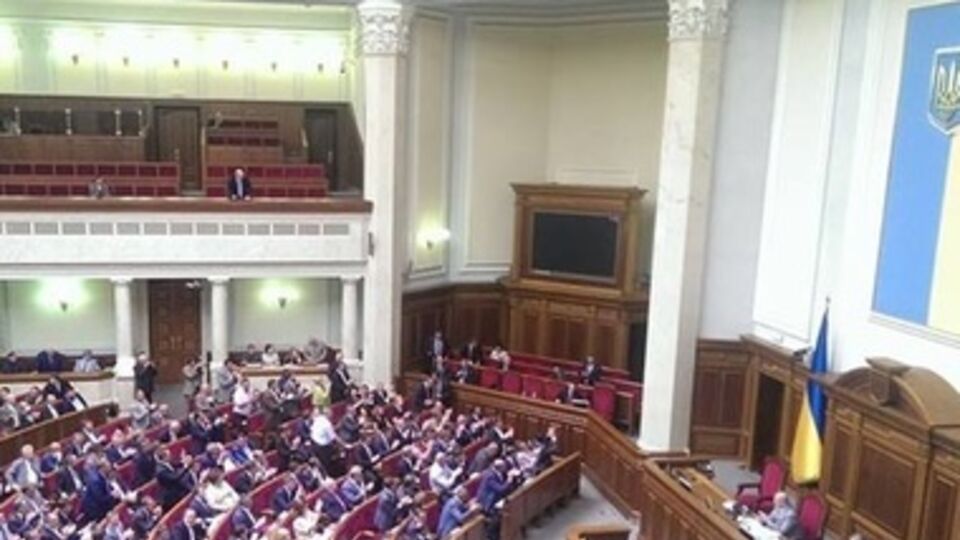 Нардепы сопровождали Дещицу стоя и аплодисментами