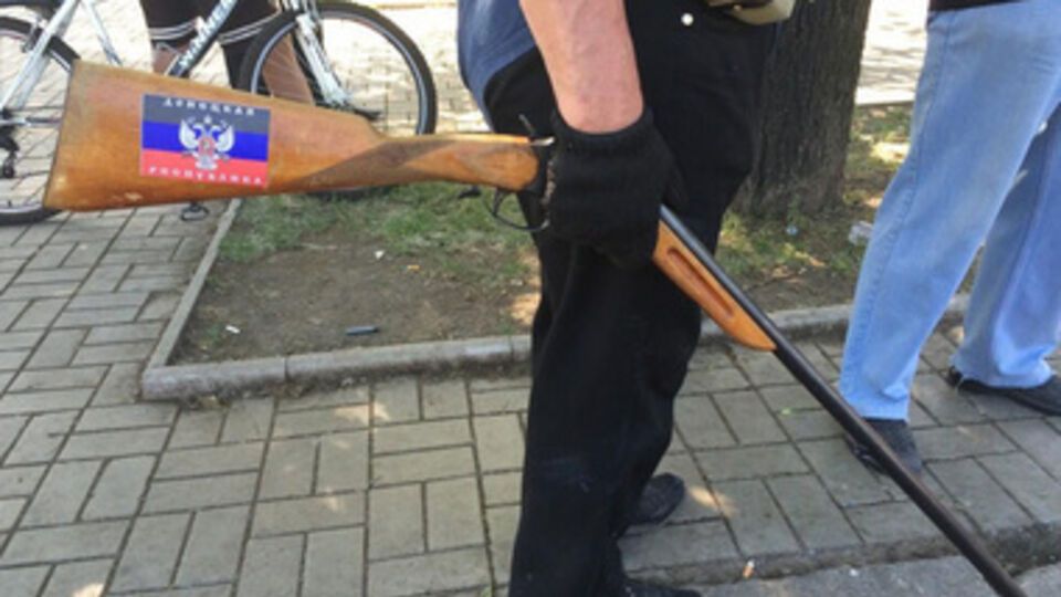 По данным журналистов, среди захватчиков были "лица неславянской наружности"