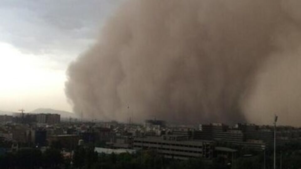 Из-за бури отменили международные авиарейсы