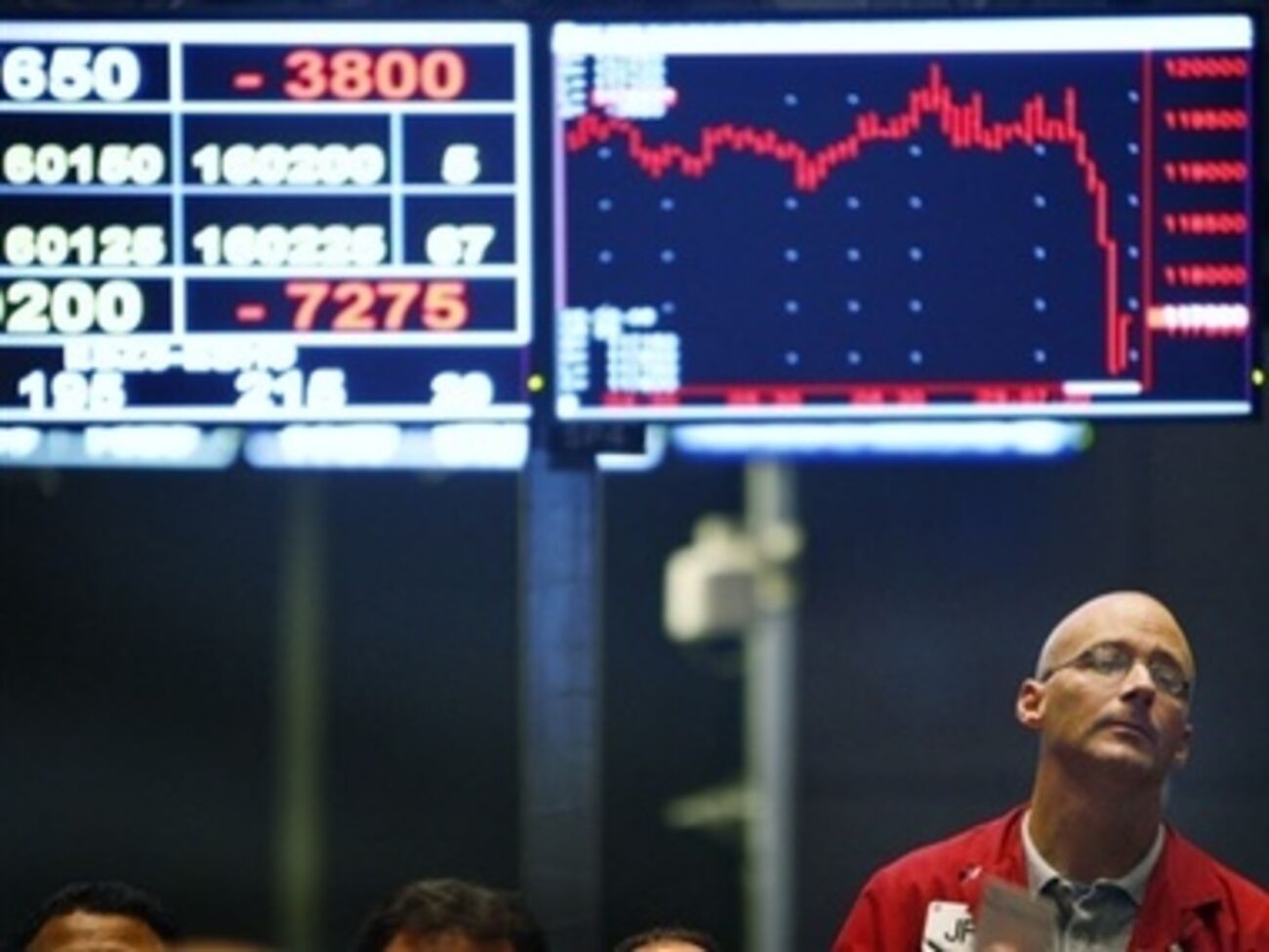 В России обвалились фондовый рынок и рубль