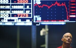 В России обвалились фондовый рынок и рубль