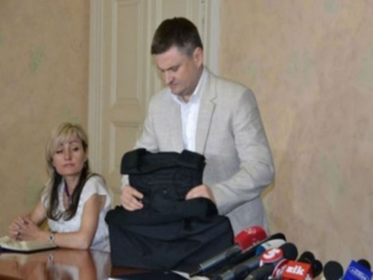 Вместо брони в жилетах использовали обычный металл, который легко пробивается из автомата Калашникова