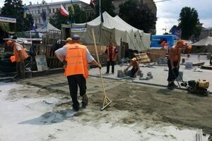 Строители возобновляют покрытие на Майдане Незалежности, недалеко от консерватории.