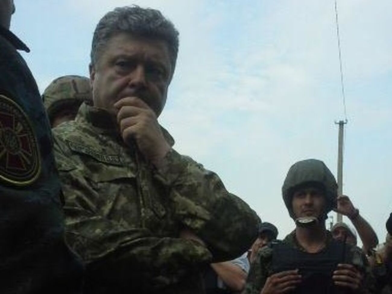 Порошенко привез в лагерь Нацгвардии военное снаряжение и награды