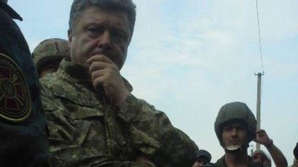 Порошенко привез в лагерь Нацгвардии военное снаряжение и награды