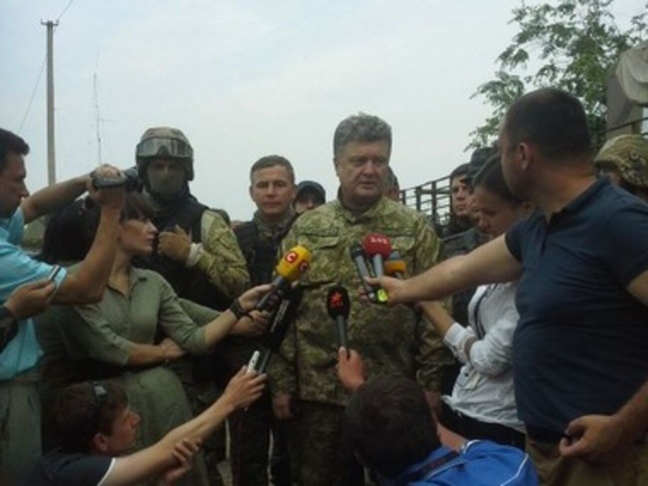 Петр Порошенко объявил о временном прекращении боевых действий