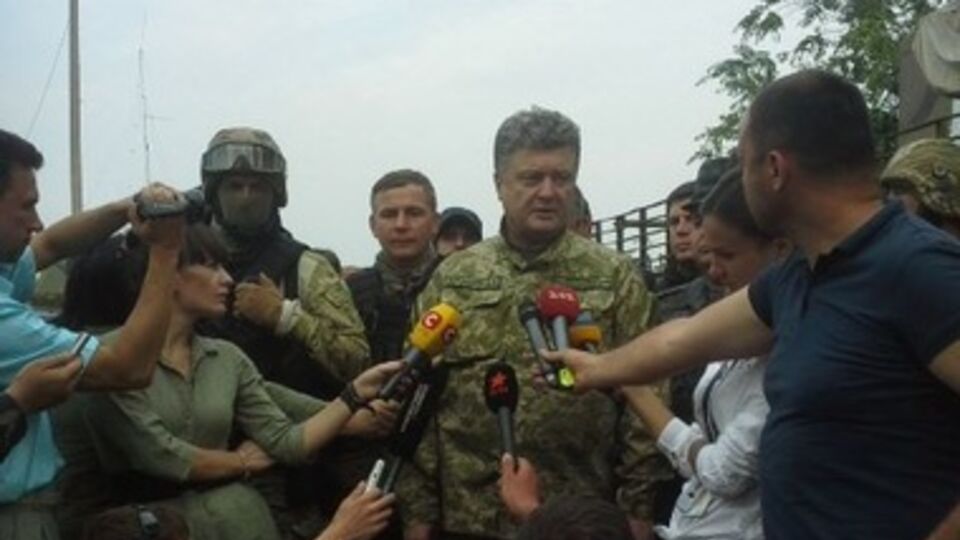 Петр Порошенко объявил о временном прекращении боевых действий