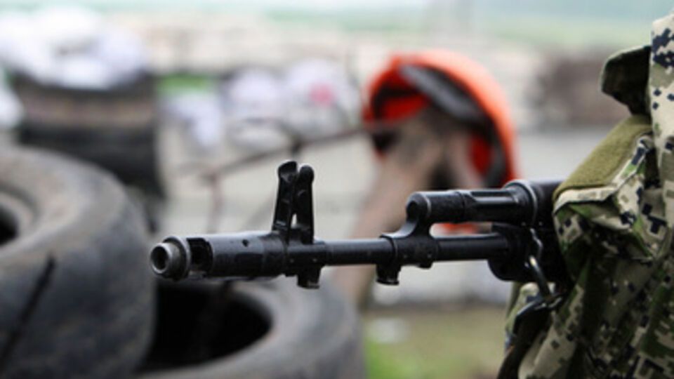 Боевики обстреляли машину в центре города