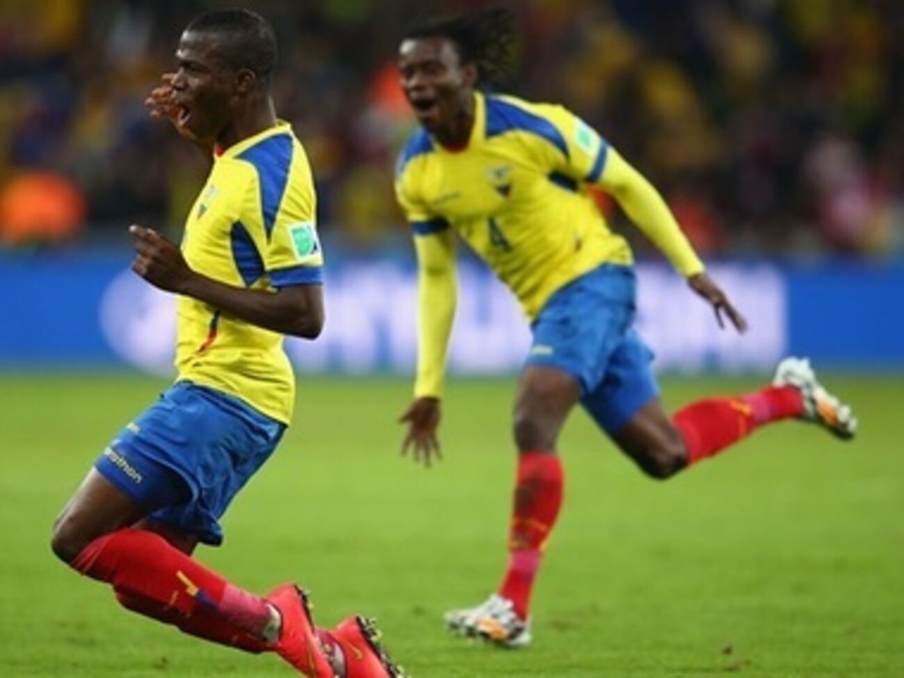 Эквадорец Эннер Валенсия радуется забитому голу