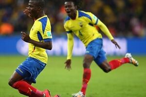 Эквадорец Эннер Валенсия радуется забитому голу