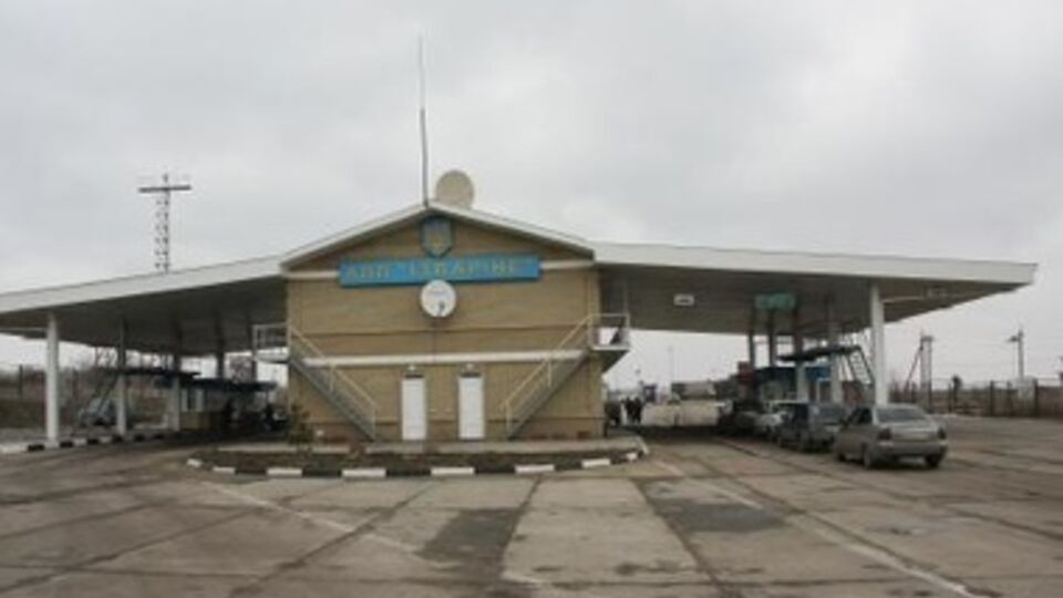 Боевики атаковали пункт пропуска "Изварино"