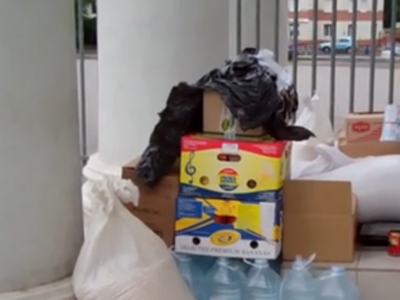 Гуманитарна помощь передается военнослужащим "из рук в руки"