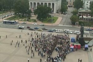 В митинге приняли участие около 100 человек