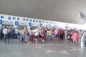 Вокзал Луганска работает в штатном режиме, возле касс постоянно стоят очереди