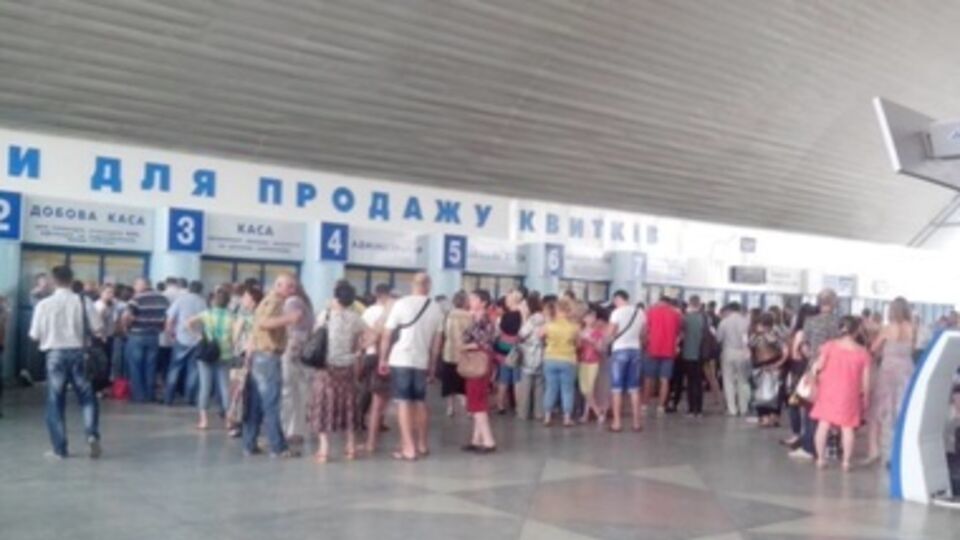 Вокзал Луганска работает в штатном режиме, возле касс постоянно стоят очереди
