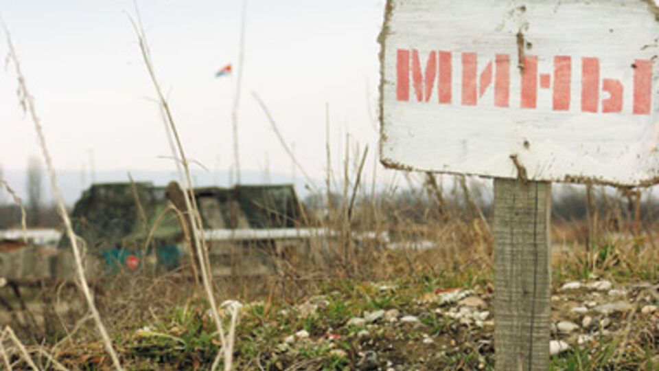 Боевики предупреждают местных жителей не сворачивать с основной дороги в поля
