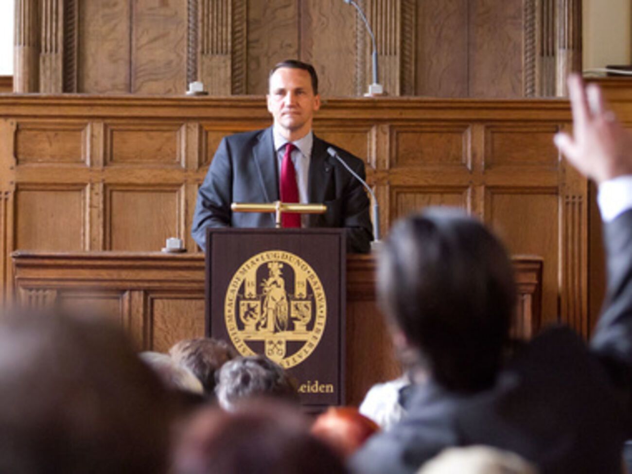 Сикорский призвал не разочаровывать украинцев