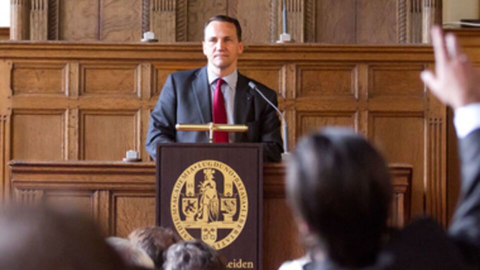 Сикорский призвал не разочаровывать украинцев