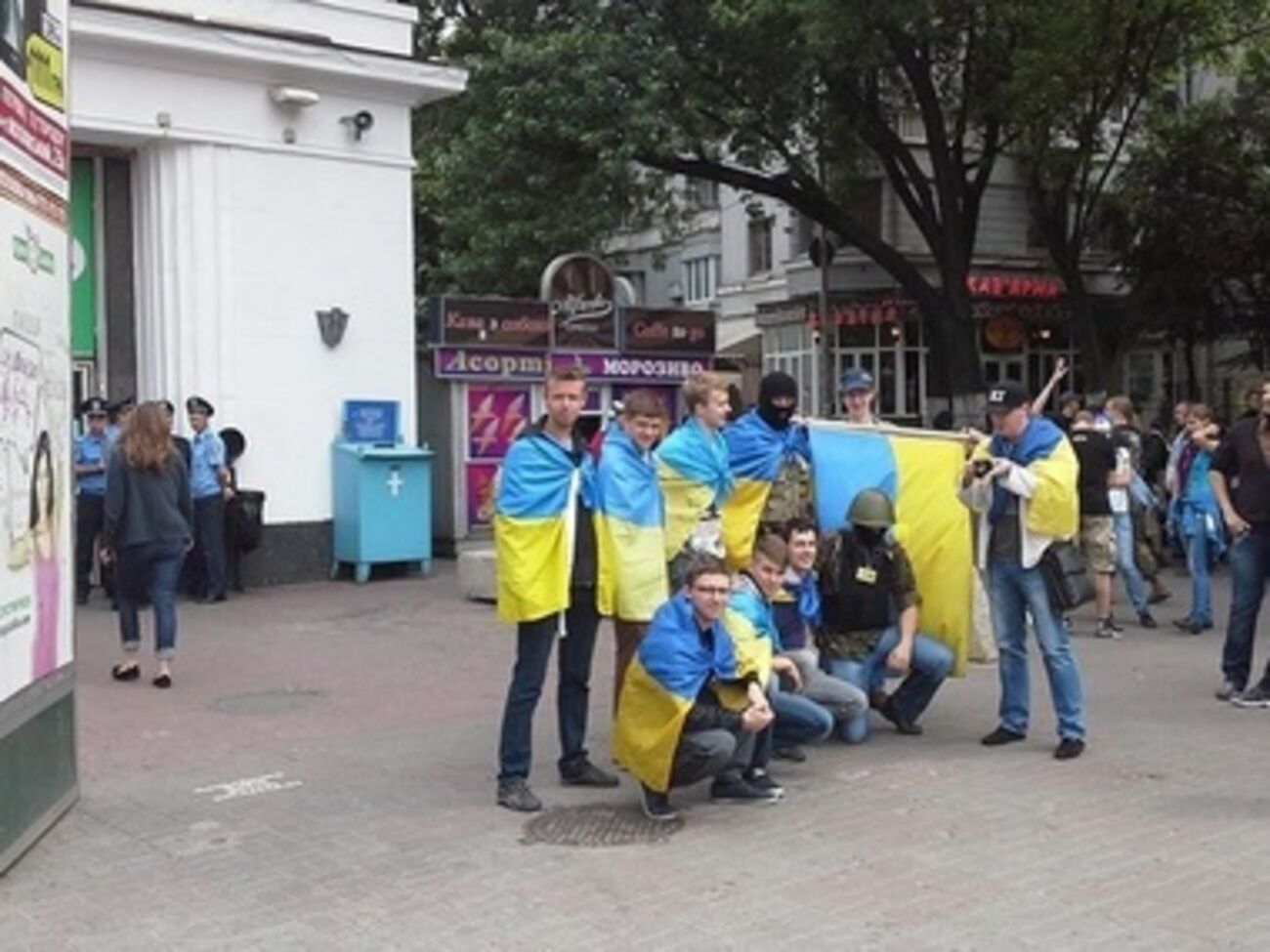 Патриоты с национальными флагами хотят помешать созданию "киевской народной республики"
