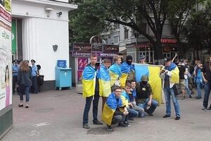 Патриоты с национальными флагами хотят помешать созданию "киевской народной республики"