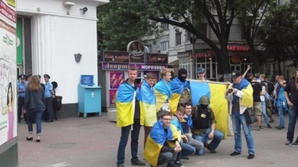 Патриоты с национальными флагами хотят помешать созданию "киевской народной республики"