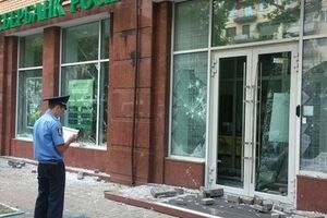 Митингующие забросали здание брусчаткой и петардами, разбили окна