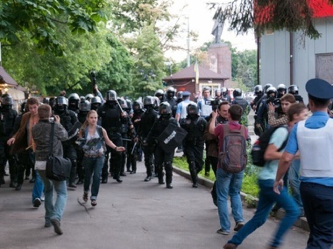 В ходе столкновений пострадала женщина и задержали 30 человек