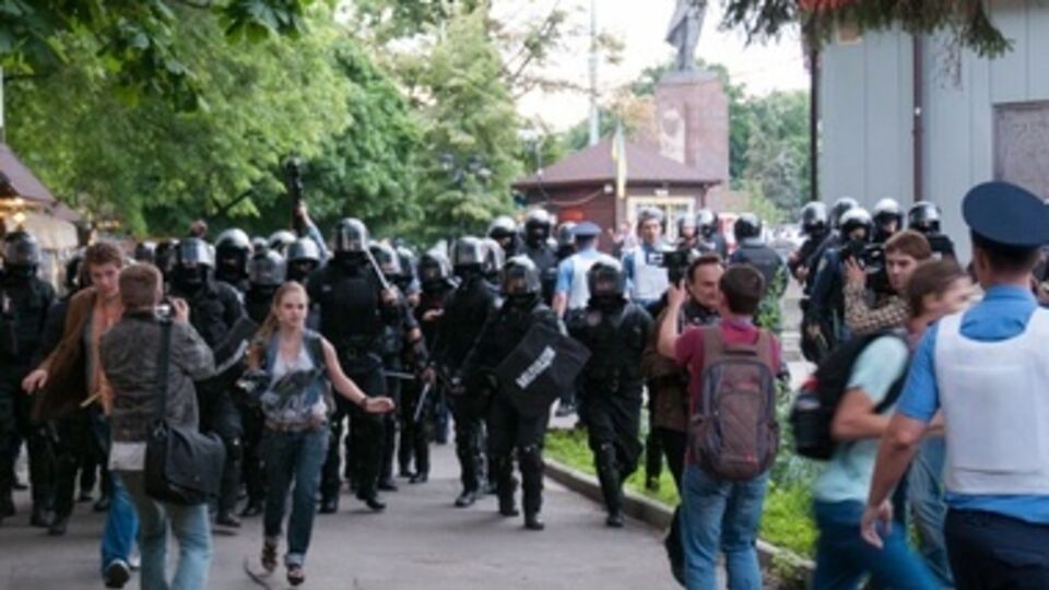 В ходе столкновений пострадала женщина и задержали 30 человек