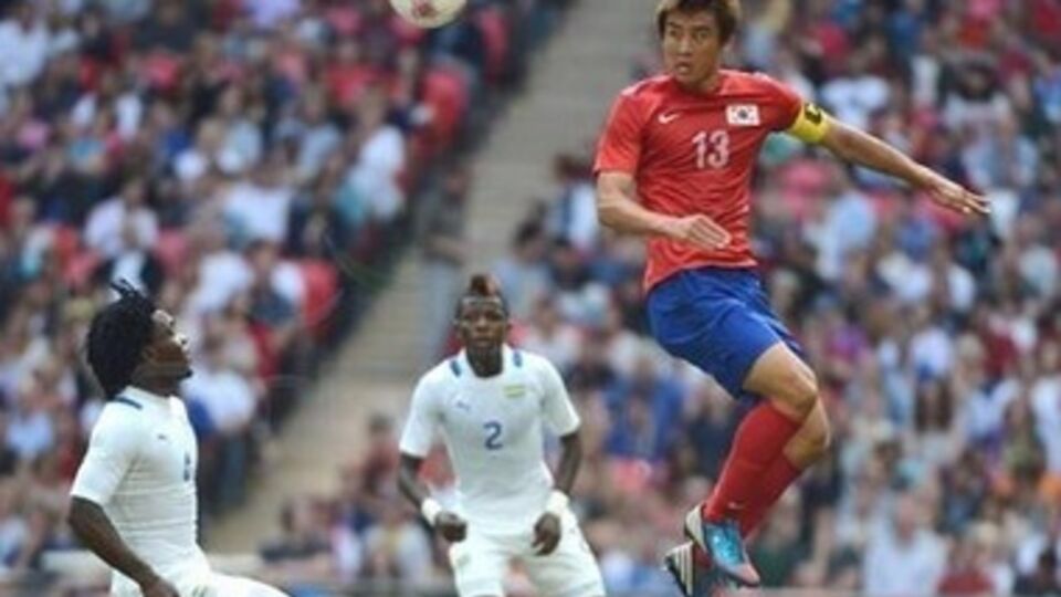 Алжир выходит на второе место в группе