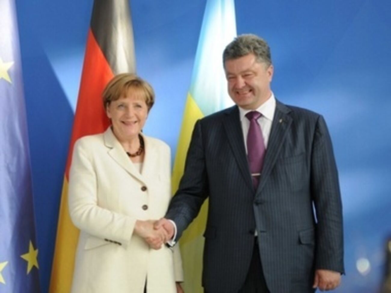 Вечером 22 июня Петр Порошенко обсудил по телефону с Ангелой Меркель ситуацию на востоке Украины