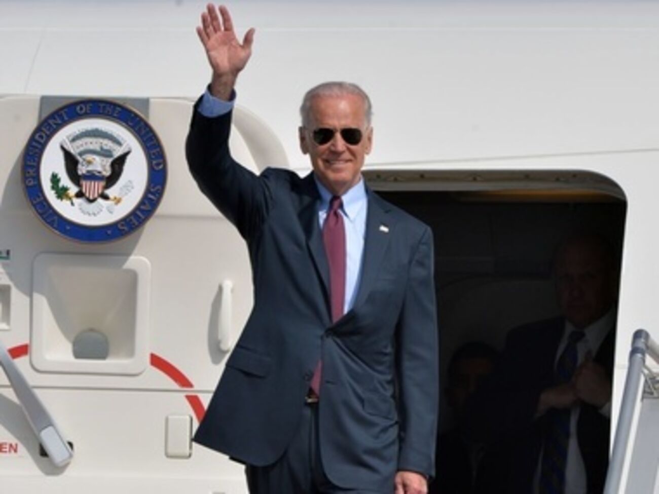 Джо Байден обещает новые санкции России