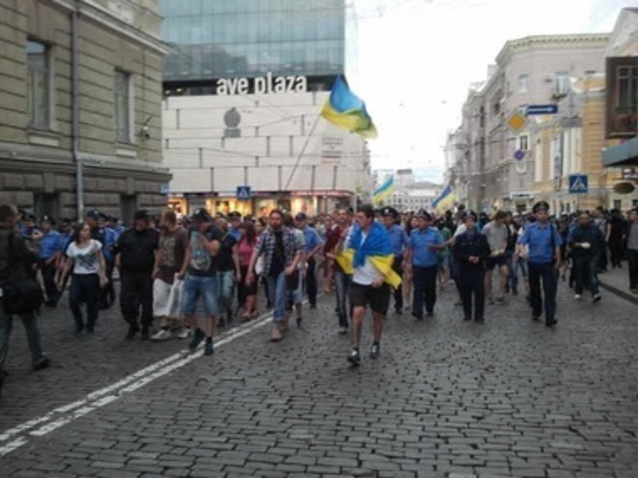 После Вече часть активистов Евромайдана пошла на площадь, где завершался пророссийский митинг