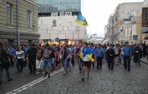 После Вече часть активистов Евромайдана пошла на площадь, где завершался пророссийский митинг