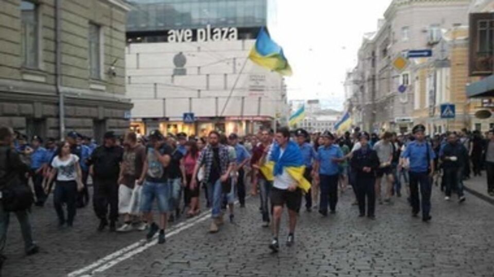 После Вече часть активистов Евромайдана пошла на площадь, где завершался пророссийский митинг