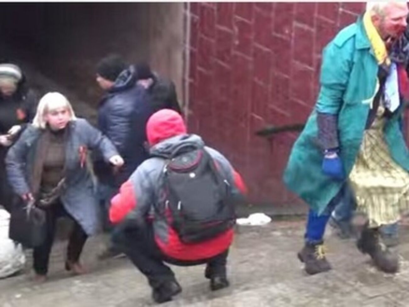 Активисты на следующий день после избиения нашли женщину через социальные сети