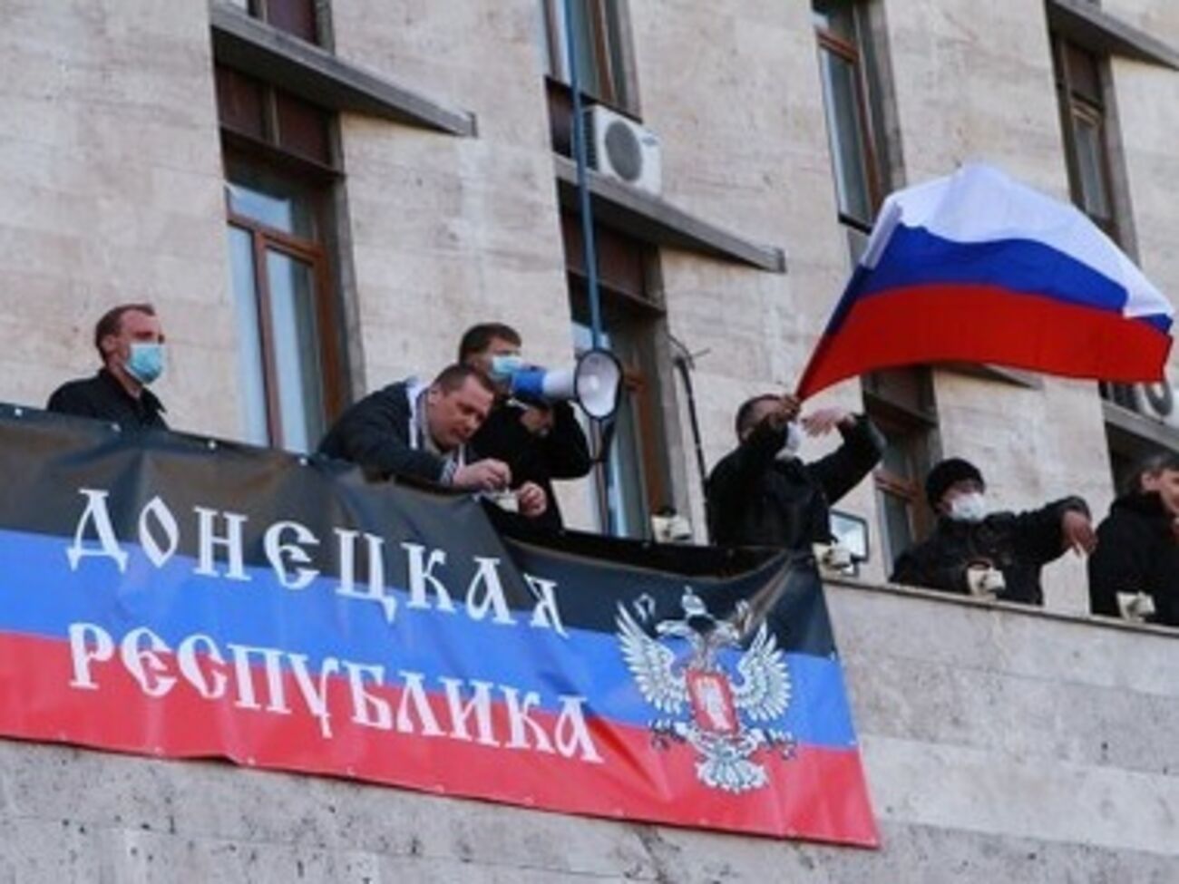 Задержанных представителей "ДНР" передали Службе безопасности Украины
