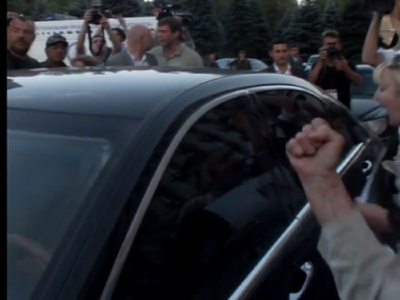 Представители охраны самопровозглашенной "ДНР" пытались отогнать людей