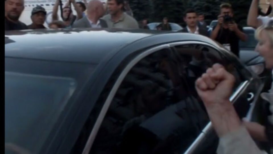 Представители охраны самопровозглашенной "ДНР" пытались отогнать людей