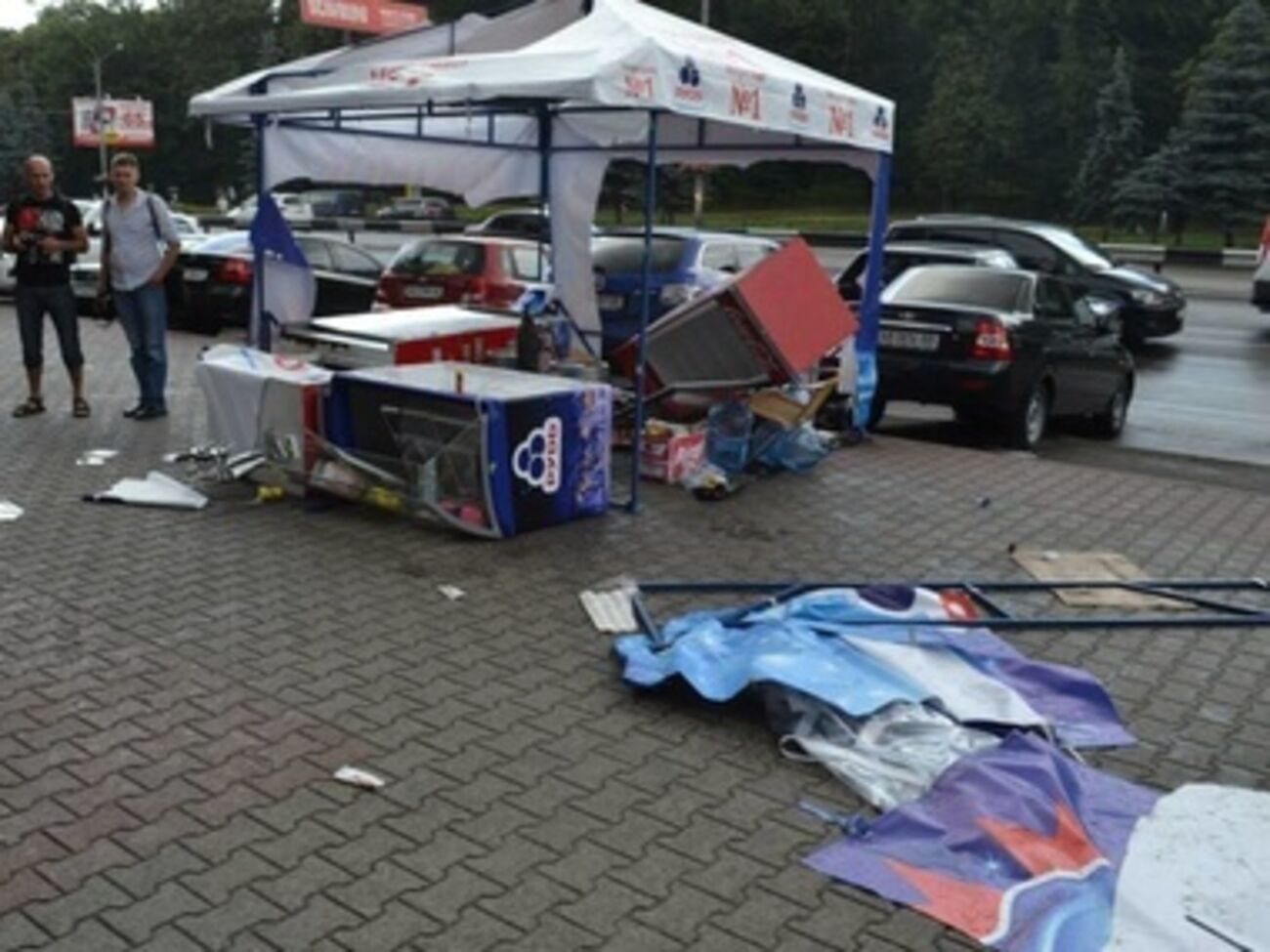 Палатку изрезали кухонным ножом